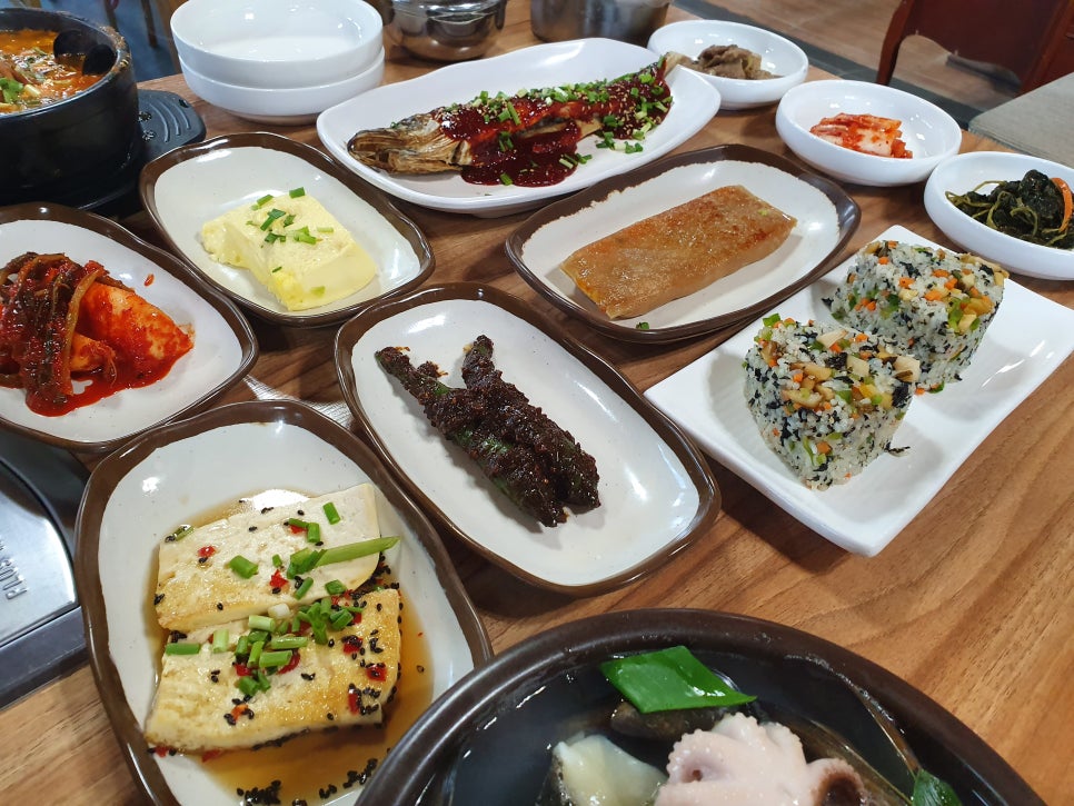 큰 기와집 한상 이미지