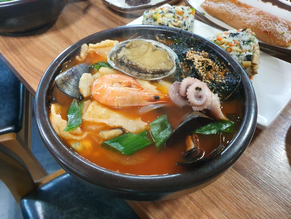 큰 기와집 한상 이미지