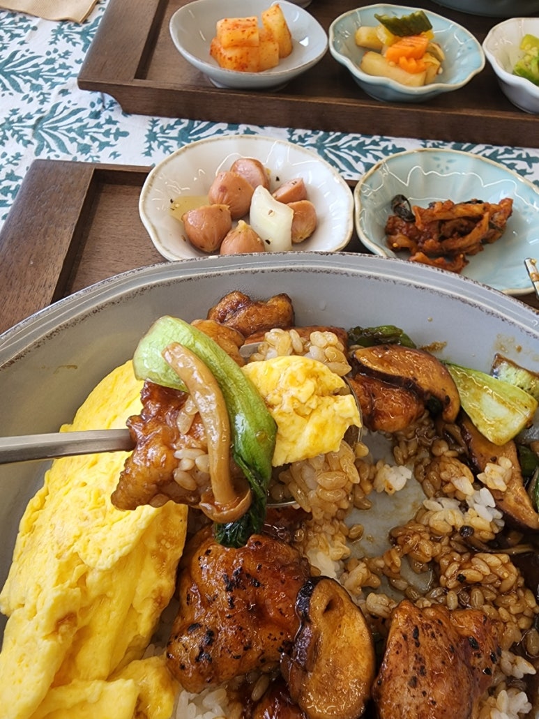 꼬꼬계란덮밥 이미지