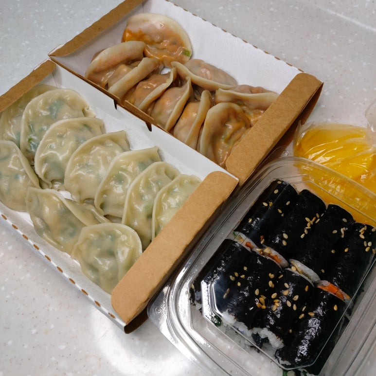 만두랑김밥이랑 이미지