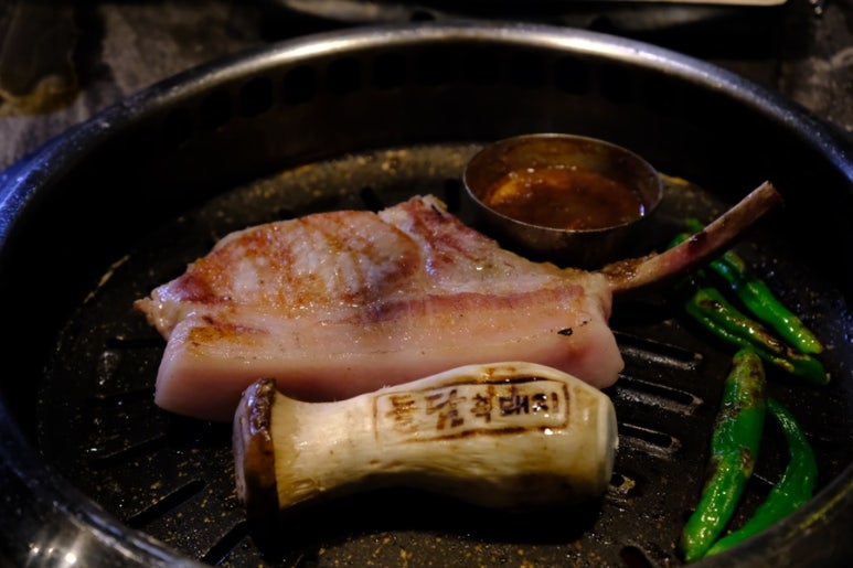 돌담위에흑돼지 이미지