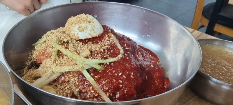칡뿌레기냉면 이미지