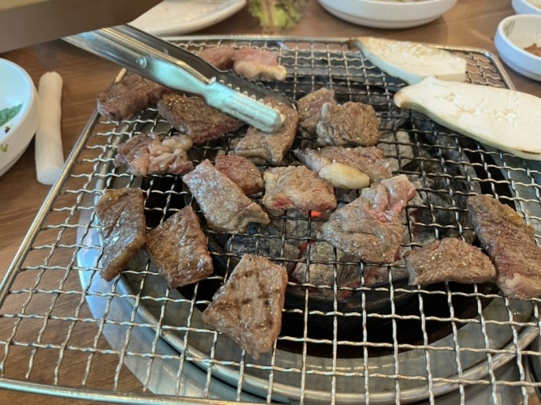 누룽지 굽는 남자 이미지