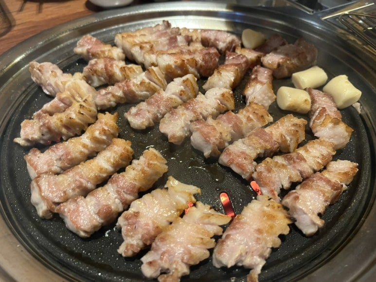 누룽지 굽는 남자 이미지