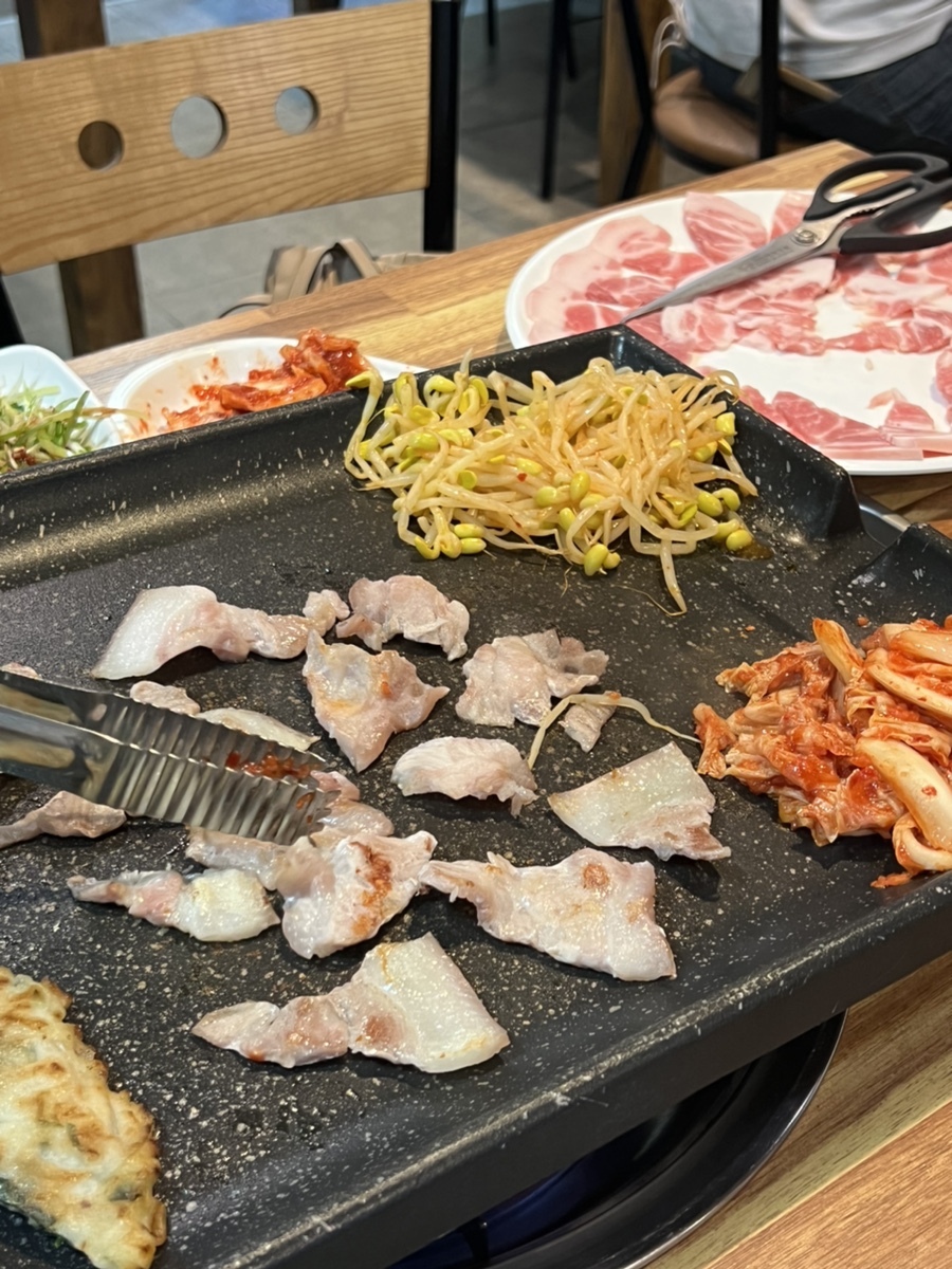 황금돼지삼겹뒷고기 이미지