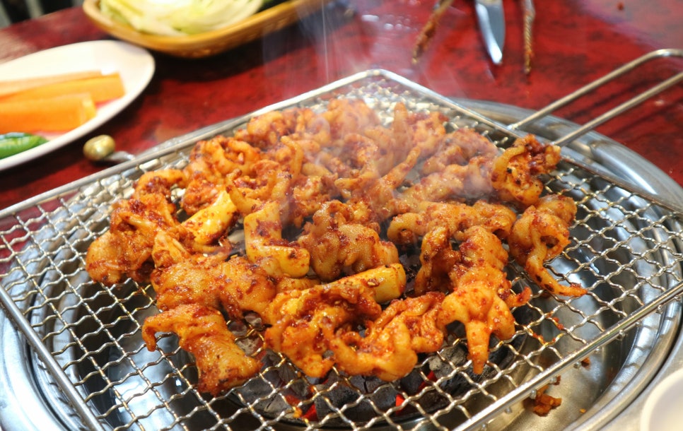 인동촌 숯불 곰장어 닭발 이미지