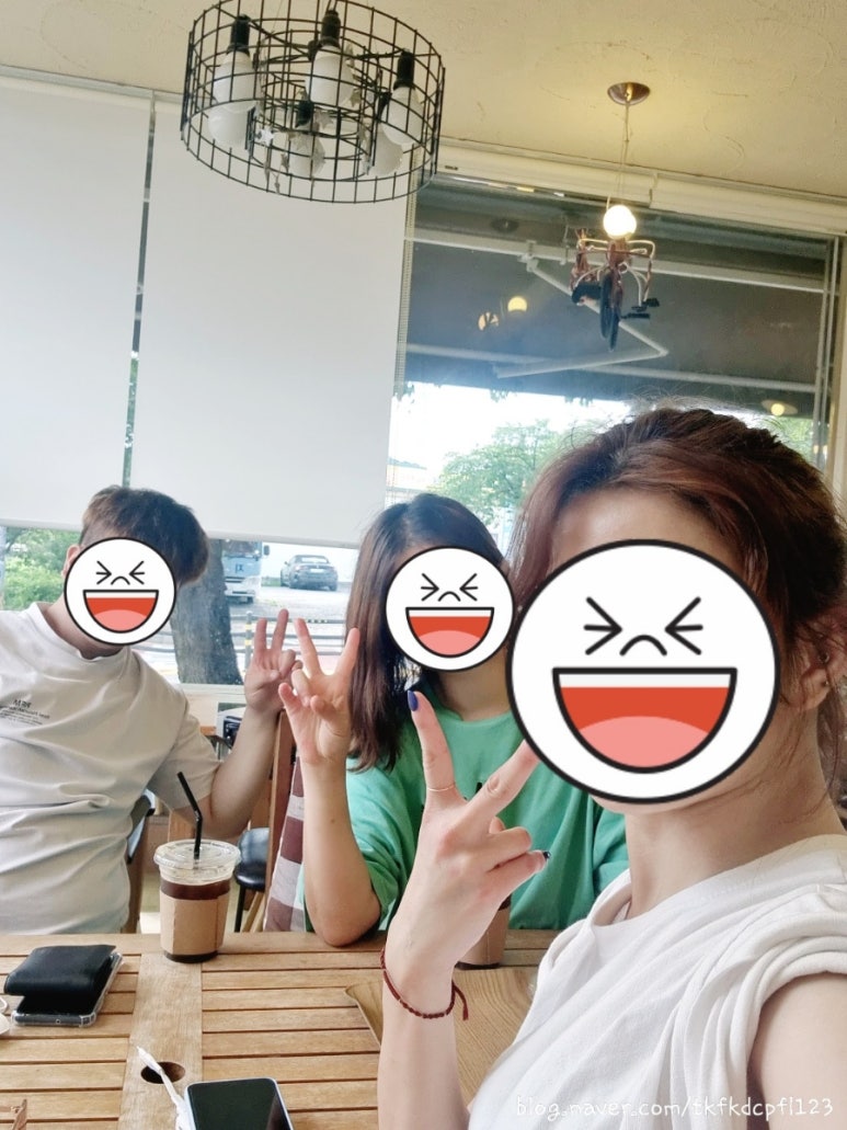 지붕위에커피잔 이미지