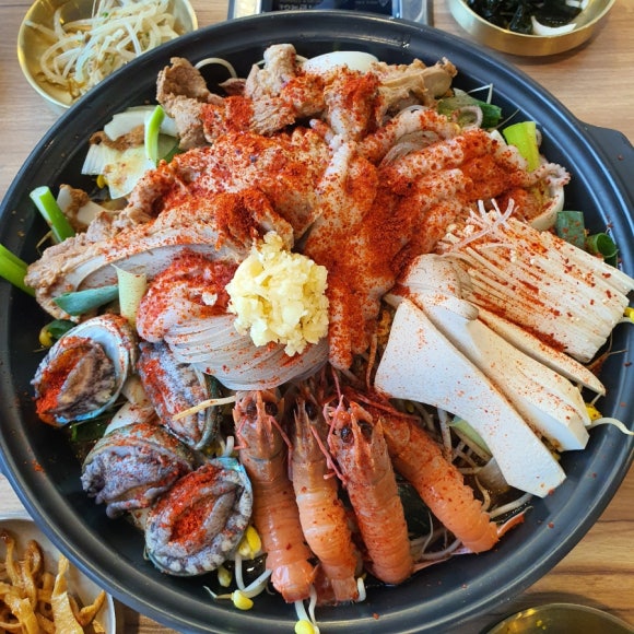 낭쿰낭쿰흑돼지해물갈비전골산방산점 이미지