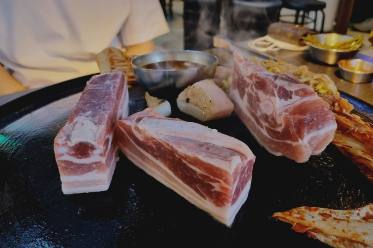솥뚜껑삼겹살 이미지
