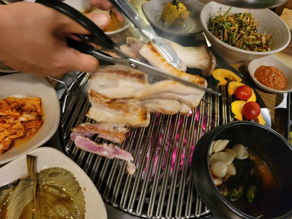 꺼멍집 이미지