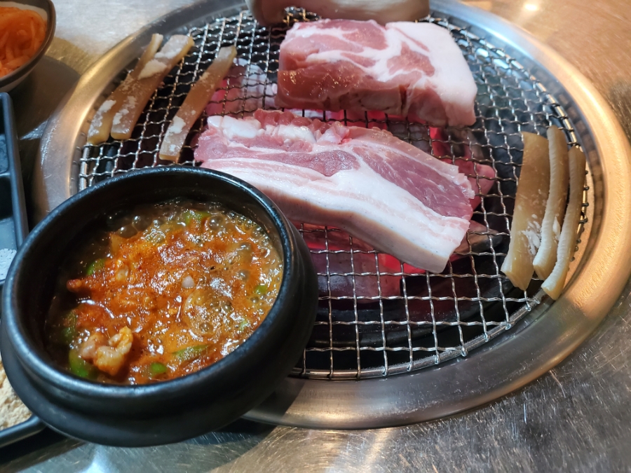 돼지삼춘생구이 이미지