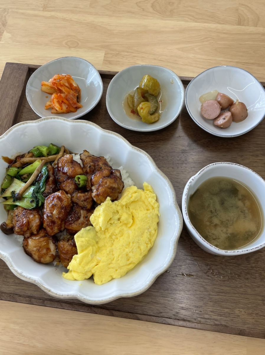 꼬꼬계란덮밥 이미지