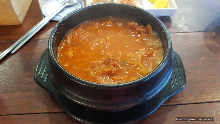 김치찌개와 돈까스 이미지