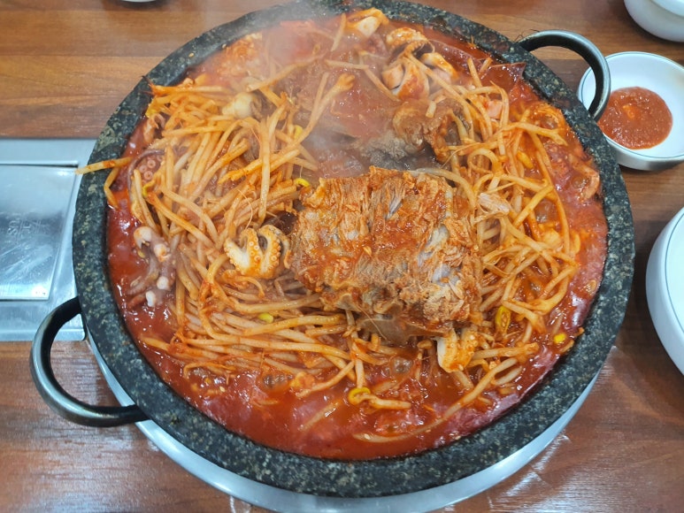 돌솟해물뼈찜 이미지