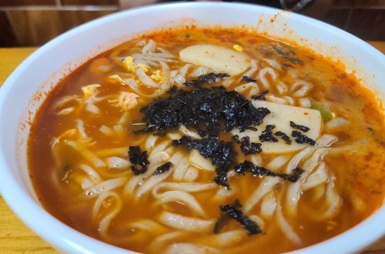 만두품은칼국수 이미지