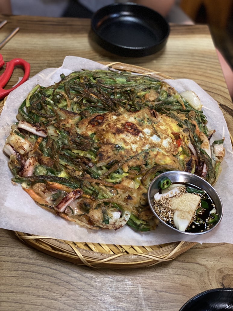 초가에 걸린 달 이미지