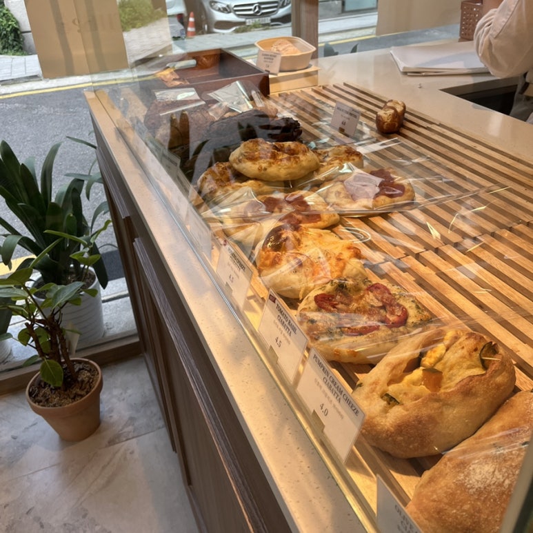 whose bakery(후즈 베이커리) 이미지