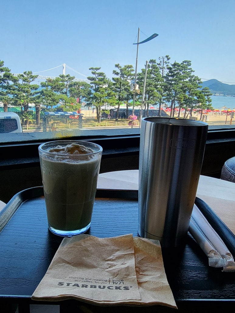 스타벅스 광안비치점 이미지