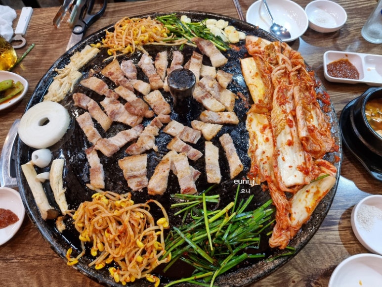 묵고갈래솥뚜껑삼겹살 이미지