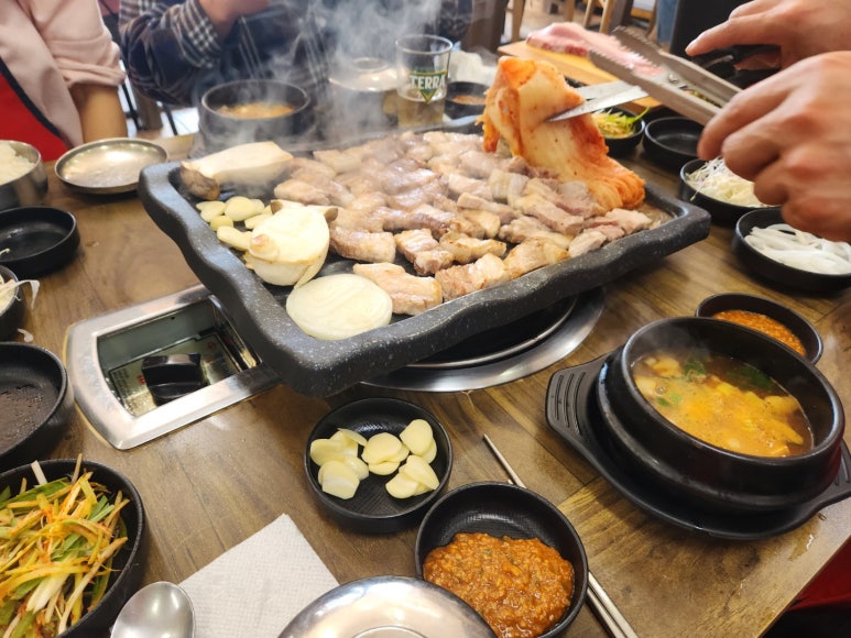 무쇠솥통돼지김치찌개 이미지