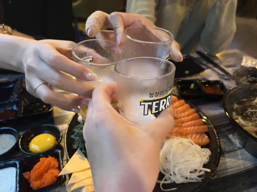 육회랑연어사이 이미지