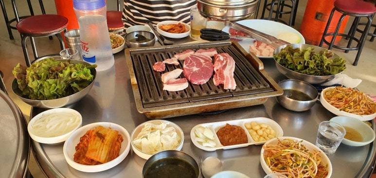 황우와꺼먹돼지 이미지