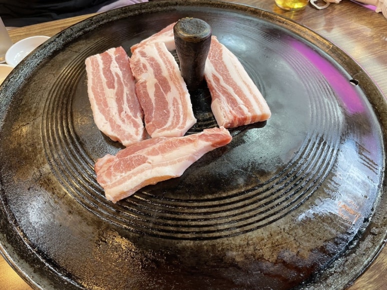 묵고갈래솥뚜껑삼겹살 이미지
