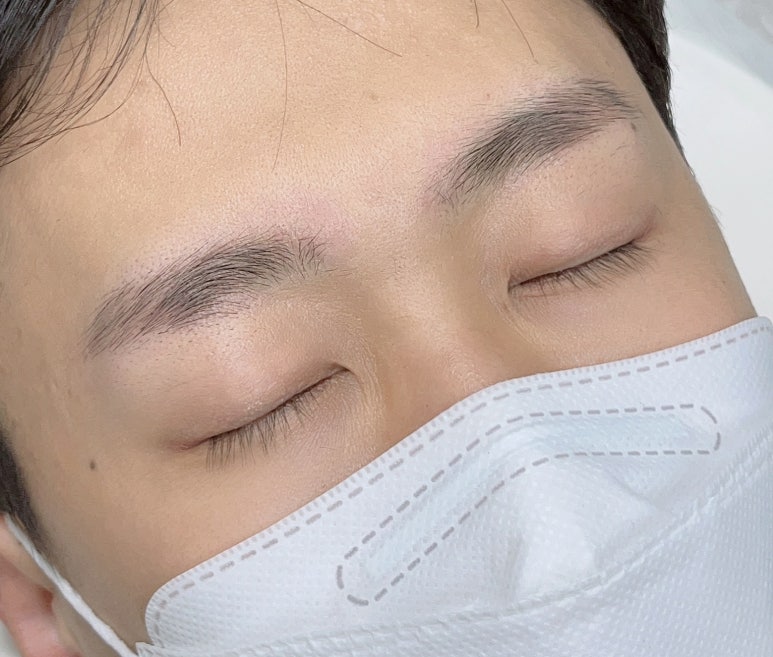 윈썸 브로우(winsome brow) 이미지
