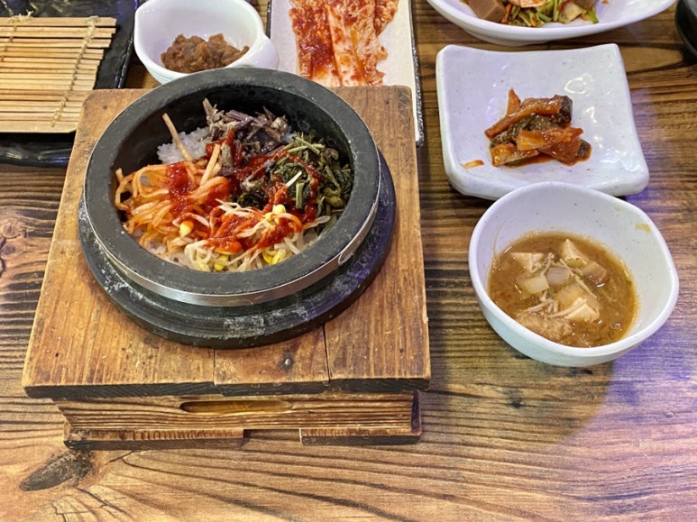산아래보쌈，칼국수 이미지
