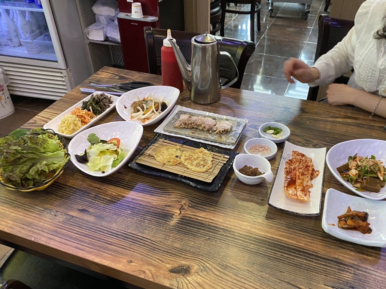 산아래보쌈，칼국수 이미지