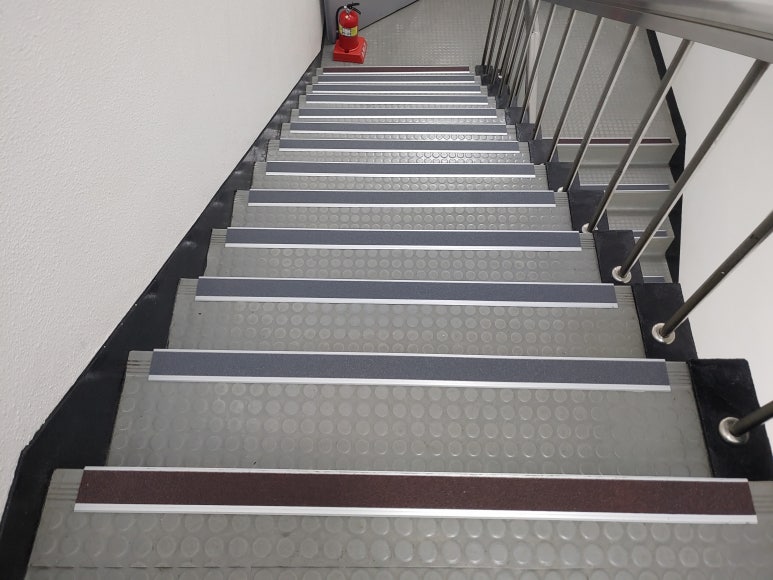 계단 마감재 러버타일에 계단논슬립 알미늄세라믹논슬립 회색 시공 : 네이버 블로그