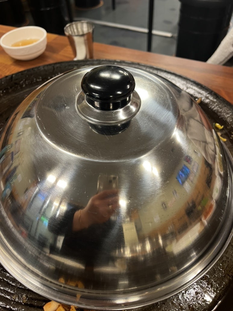 솥뚜껑에꽃한판 이미지