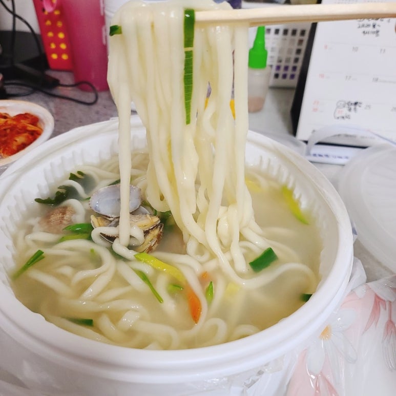 돼지 칼국수 이미지