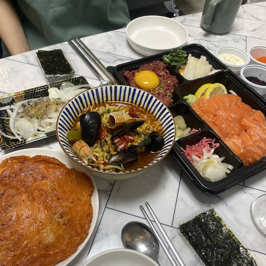 준빠기육회연어 이미지