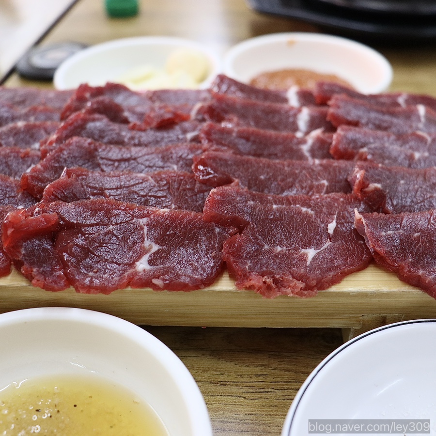 복수한우날고기 이미지
