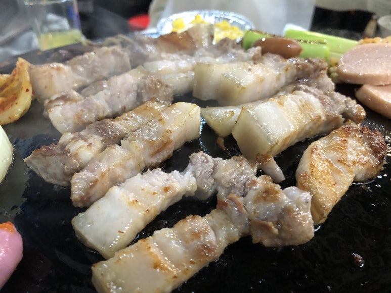 콩나물 솥뚜껑 오겹살 이미지