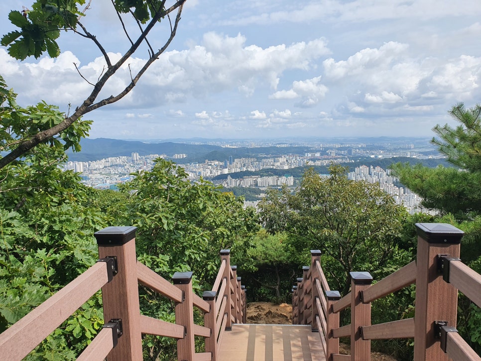 태을봉과 주변 봉우리 이미지