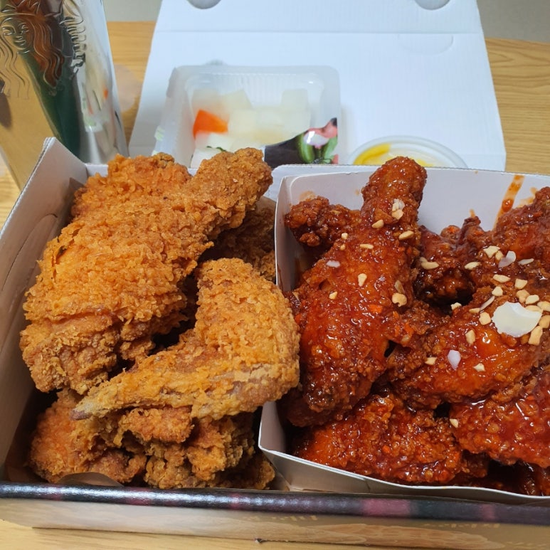 [일상] 불금은 자담치킨 핫후라이드 반반치킨 이죠😘 : 네이버 블로그
