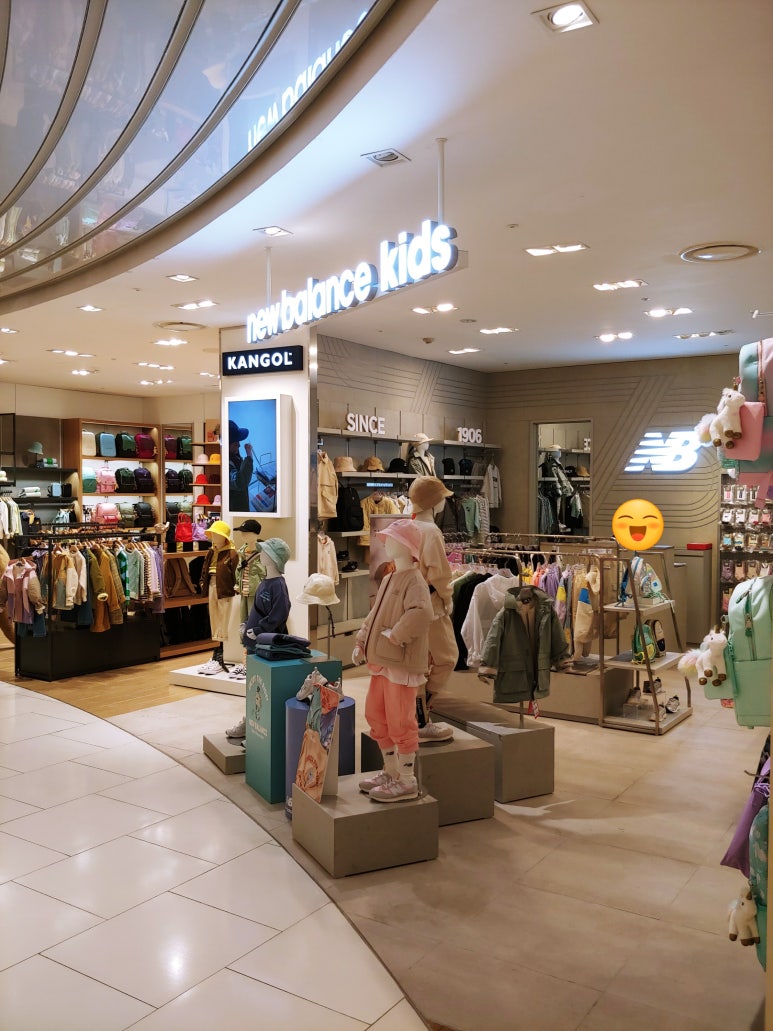 현대신촌뉴발란스 이미지