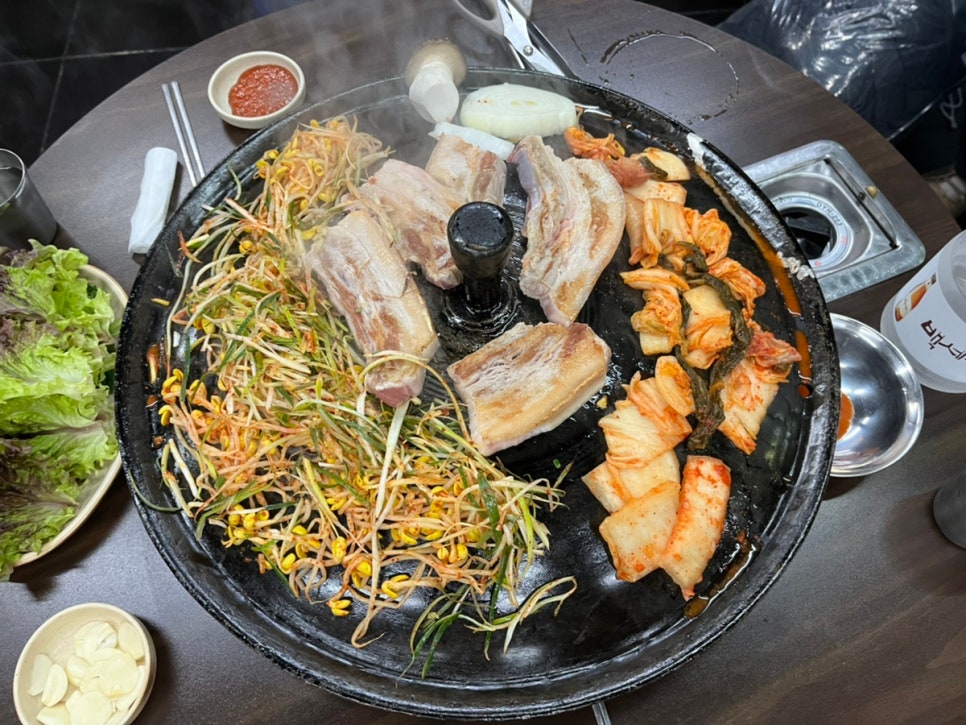 콩나물 솥뚜껑 오겹살 이미지