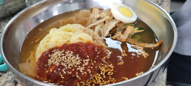 용팔이밀면 이미지
