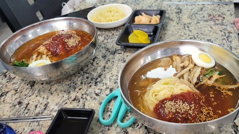 용팔이밀면 이미지