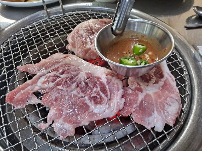 지리산흑돼지뒷통구이 이미지