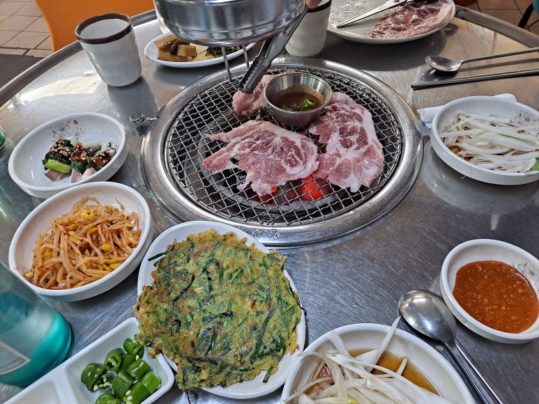 지리산흑돼지뒷통구이 이미지