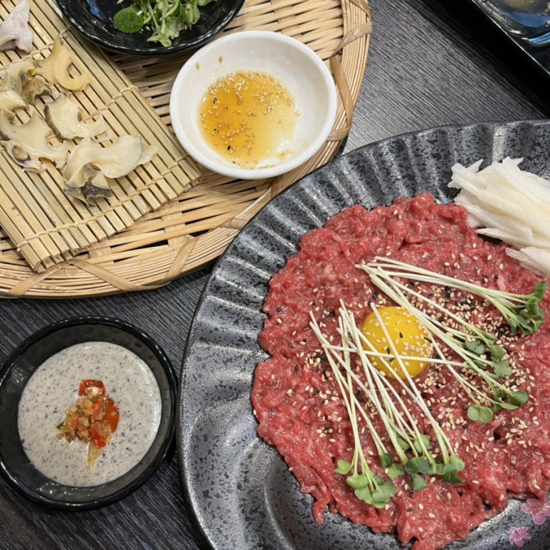 육회한판장어한상 이미지