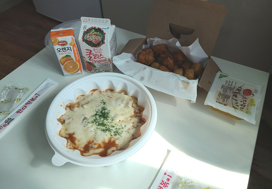 떡볶이 퍼주는 판다 이미지