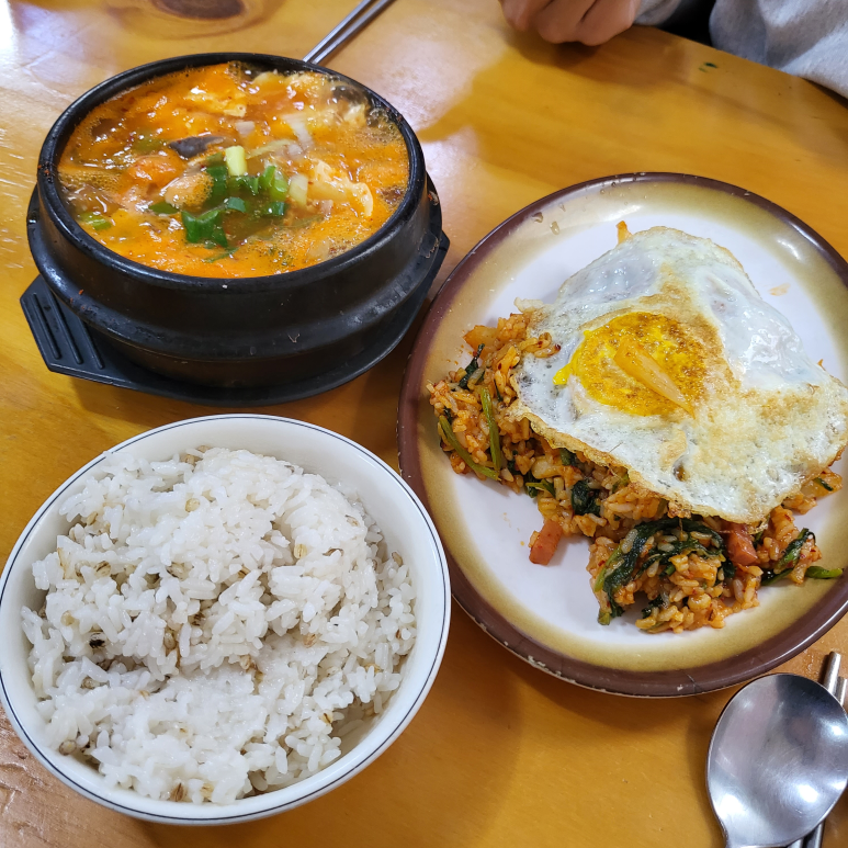둘둘김밥보글보글찌개 이미지
