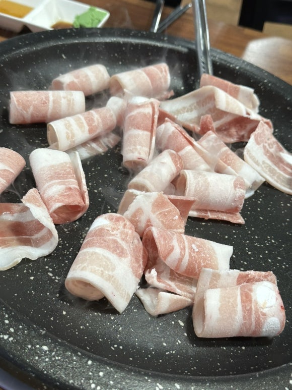 세자매고기테이블 이미지
