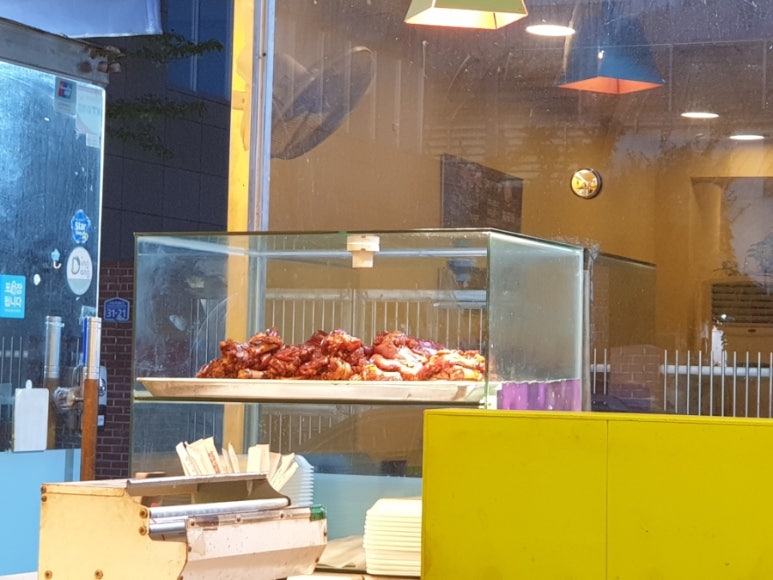 돼지가족 왕족발 이미지