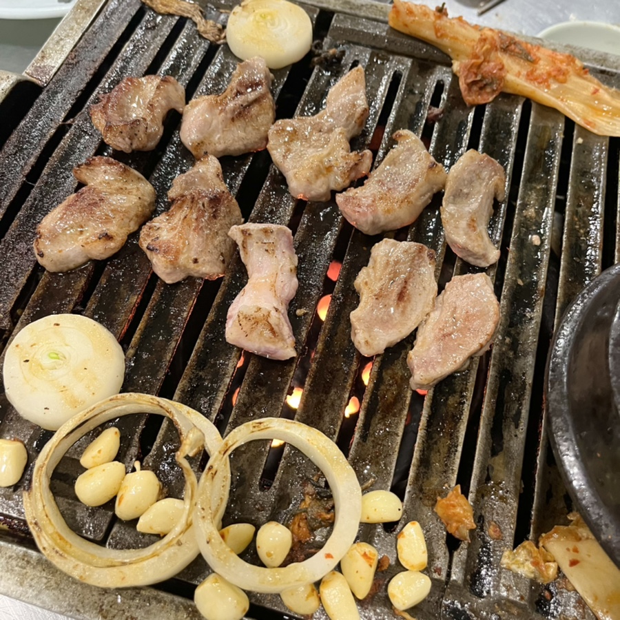 황우와꺼먹돼지 이미지